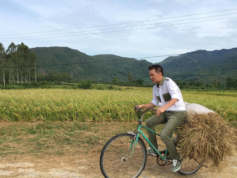 Facebook 24h: Mr Đàm đạp xe chở rơm - Phạm Hương bí ẩn như cô gái đạo Hồi