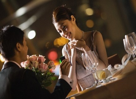 Thư kí thủ thỉ êm tai, chồng bán cả đất đai dâng bồ