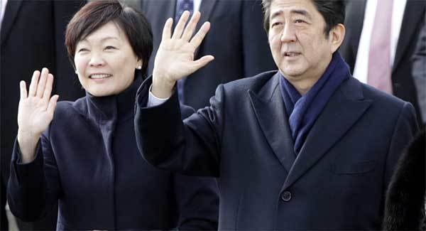 Vợ thủ tướng Nhật tham gia biểu tình chống chính phủ