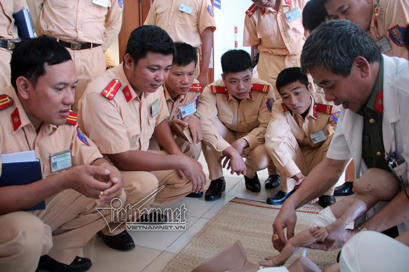 Xem cảnh sát giao thông Hà Nội đỡ đẻ giữa đường