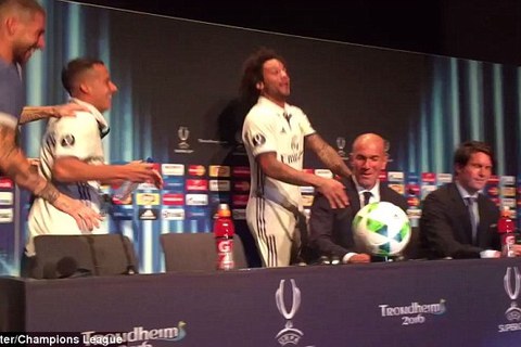 HLV Zidane ướt đẫm người trong buổi họp báo