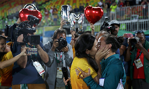 Nữ cầu thủ được bạn đồng tính cầu hôn ngay trên ở Olympic Rio