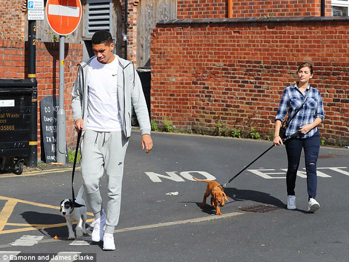 Smalling thảnh thơi cùng bồ già dắt thú cưng đi dạo