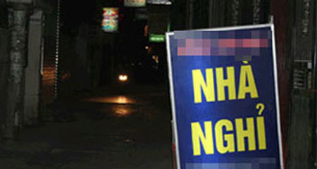 Đôi nam nữ lõa thể nằm bất động trong nhà nghỉ