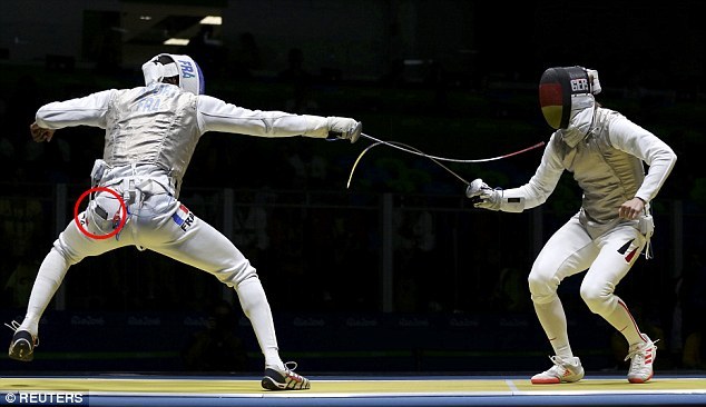 ĐKVĐ đấu kiếm thế giới rơi điện thoại khi thi đấu ở Olympic