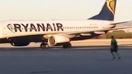 Bị trễ giờ, hành khách nhảy xuống đường băng đuổi theo máy bay