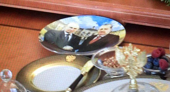 Chiếc đĩa đặc biệt trên bàn tiệc Putin tiếp Erdogan