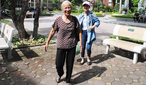 Cụ bà 70 tuổi vượt hơn 80 km cổ vũ cháu thi năng khiếu báo chí