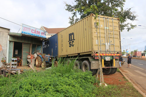 Container tông dải phân cách, húc sập nhà dân lúc rạng sáng