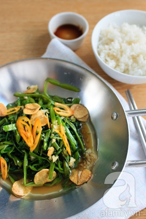 Mách các mẹ bí quyết xào rau muống quá đơn giản mà ngon như nhà hàng!