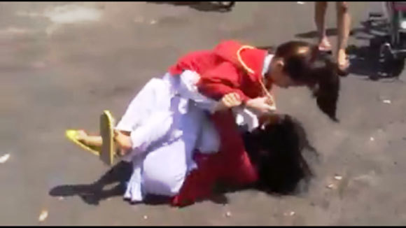 Cảnh sát nổ súng giải tán nữ sinh Sài Gòn đánh nhau