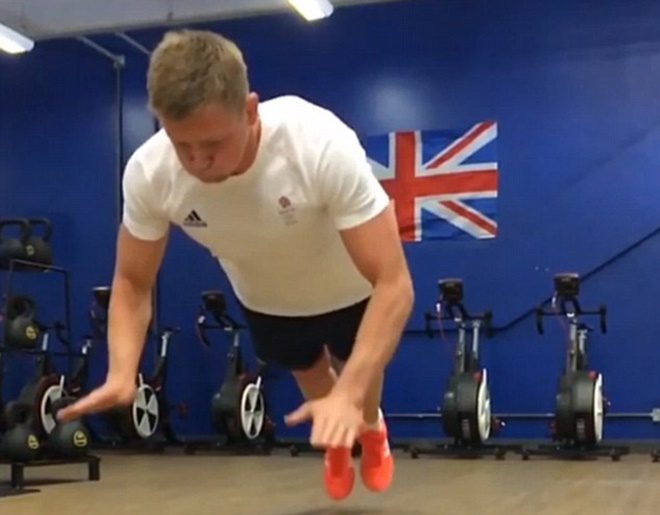 Kình ngư Anh chống đẩy khiến siêu nhân cũng lắc đầu