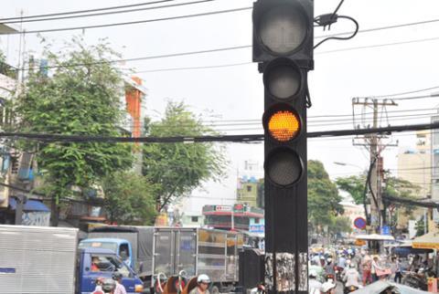 Lào Cai không phạt đèn vàng: Hà Nội, TP.HCM có học?