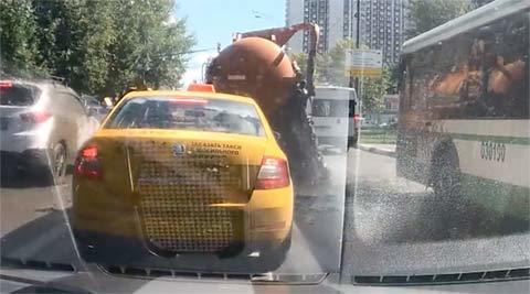 Xe hút bể phốt nổ giữa đường phố Moscow