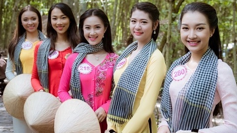 Thí sinh Hoa hậu Việt Nam gặp sự cố khi tham quan đảo khỉ