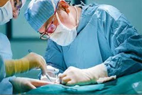 Đứng chờ vợ đẻ, bất ngờ bị gọi vào cắt trĩ