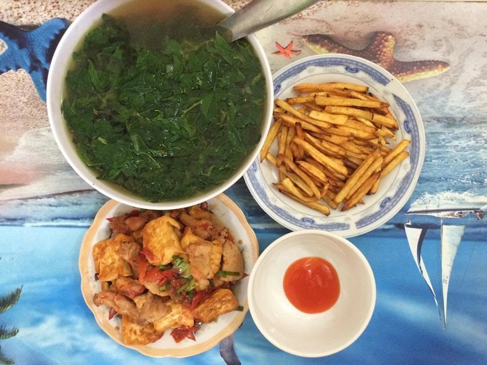 Bữa cơm 8 ngàn đồ ăn của đôi bạn sinh viên Hà Nội