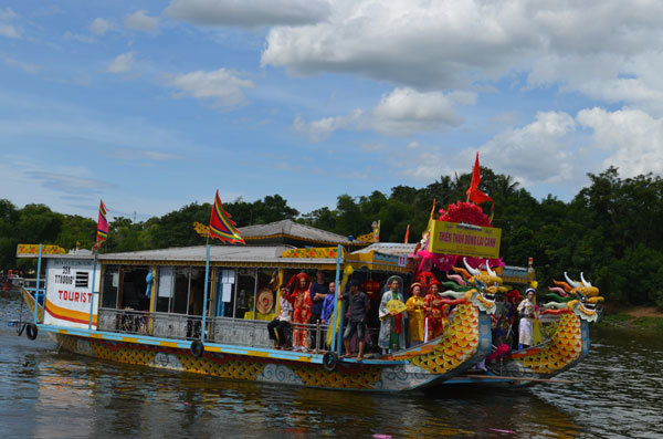 Hàng trăm thuyền rồng tham gia lễ rước Thánh mẫu trên sông Hương
