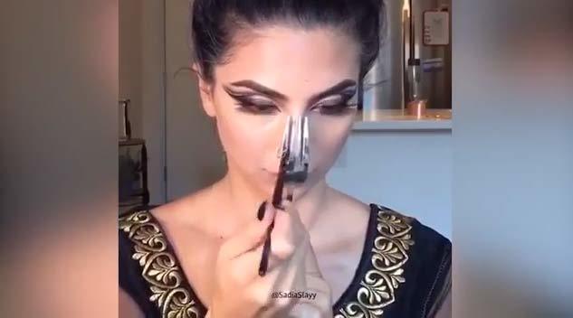 Xem dùng dao, dĩa kẻ mắt, vẽ mày cực chuẩn