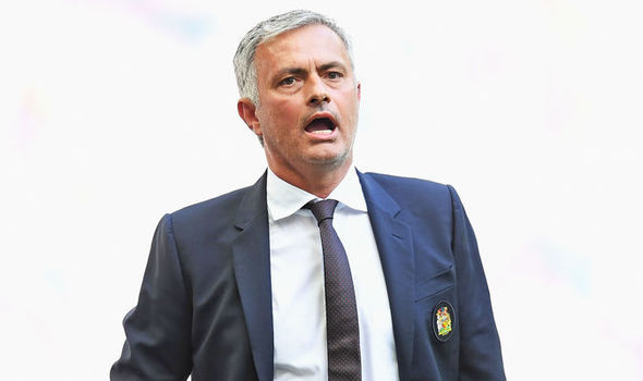 Sếp MU ép Mourinho phải thanh lý 