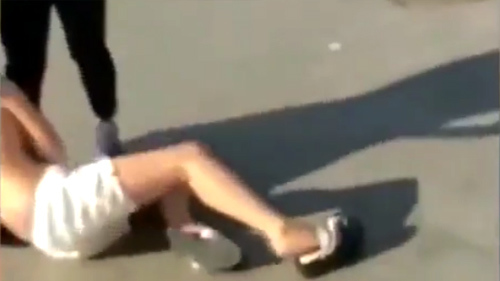 Clip cô gái trẻ bị tấn công xé áo giữa phố gây sốc