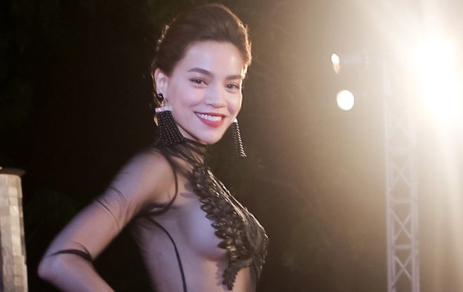 Hồ Ngọc Hà mặc váy hở bạo trên sóng truyền hình