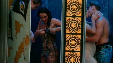 Truyền hình hồn nhiên phát sóng cảnh chướng mắt không che đậy