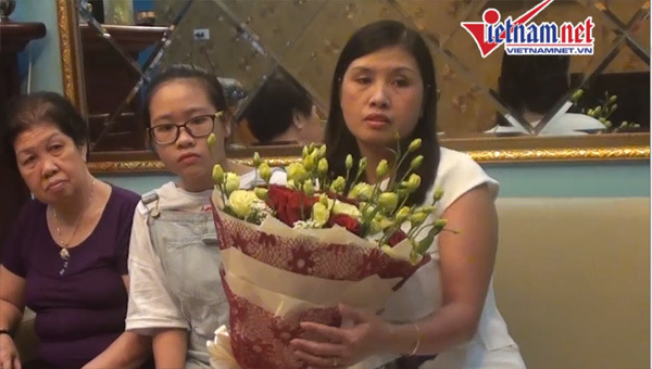 Vợ con ra đón Hoàng Xuân Vinh ở sân bay