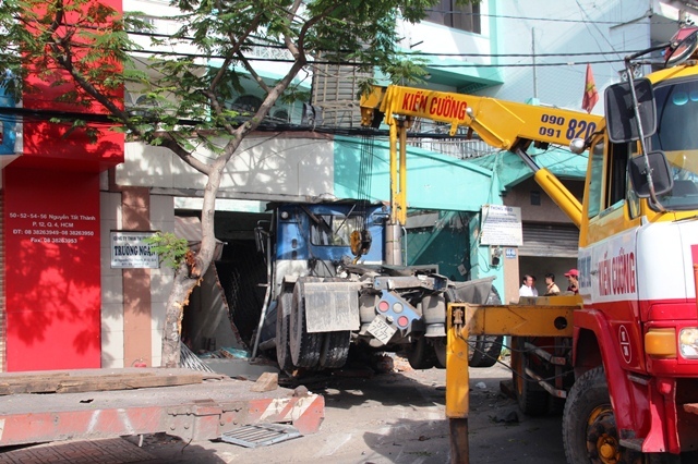 Xe đầu kéo cán chết người, tông sập nhà dân ở Sài Gòn