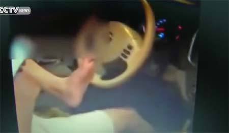 Rùng mình trước cảnh người đàn ông lái xe bằng chân trên đường