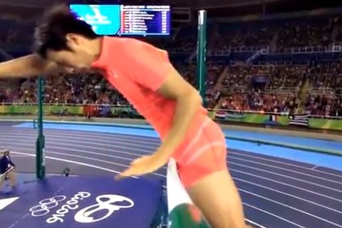 VĐV nhảy sào Nhật Bản méo mặt ở Olympic 2016 vì... 