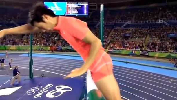VĐV nhảy sào Nhật Bản méo mặt ở Olympic 2016 vì...