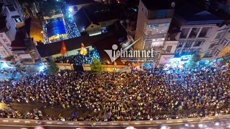 Biển người đội mưa nghe giảng kinh Vu lan ở chùa Phúc Khánh