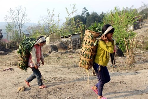 Kỳ lạ nơi con dâu không được ngồi cùng mâm, đi cùng xe với bố chồng