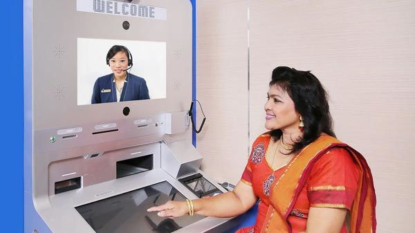 Singapore: Khách rút tiền ATM 