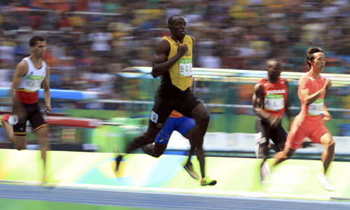 Usain Bolt lấy vé bán kết chạy 200m như đi dạo