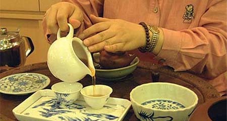 Uống trà tráng miệng sau khi ăn, thói quen tưởng lành mà rất hại của người Việt