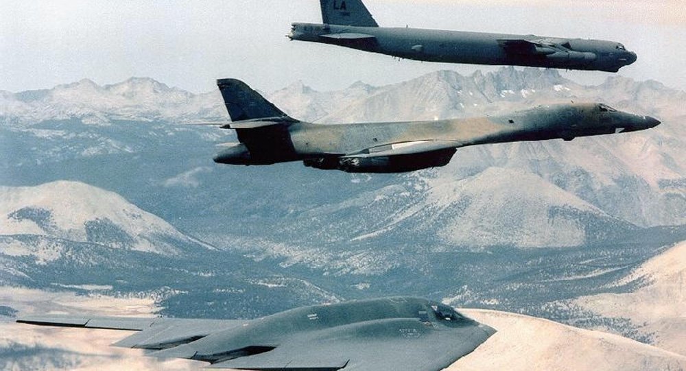 3 máy bay ném bom chiến lược Mỹ 'hợp sức' ở Biển Đông