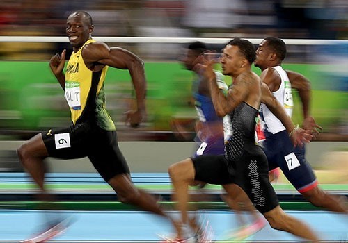 Vừa chạy vừa nhìn đối thủ, Usain Bolt vẫn về nhất