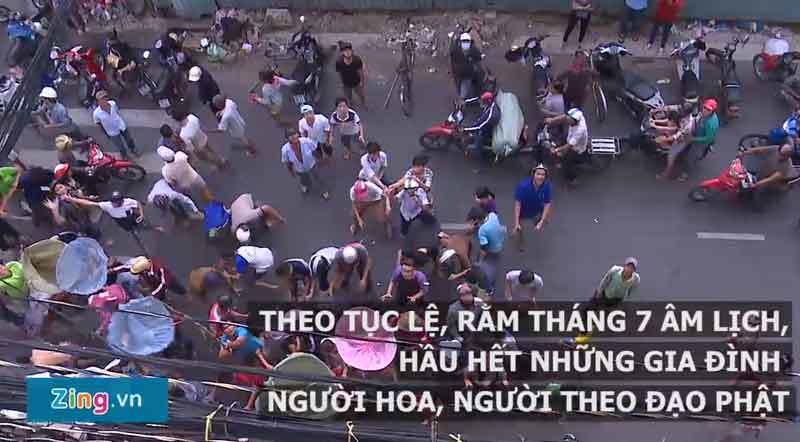 Hàng trăm người tranh nhau 20 triệu tiền lẻ rơi xuống đường