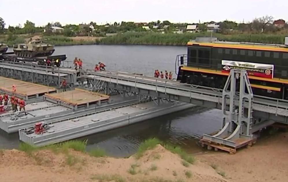 Xem xe lửa bọc thép Nga diễn tập qua sông Volga