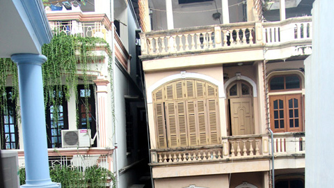 Nhà nghiêng chực sập, Hà Nội giục di dời