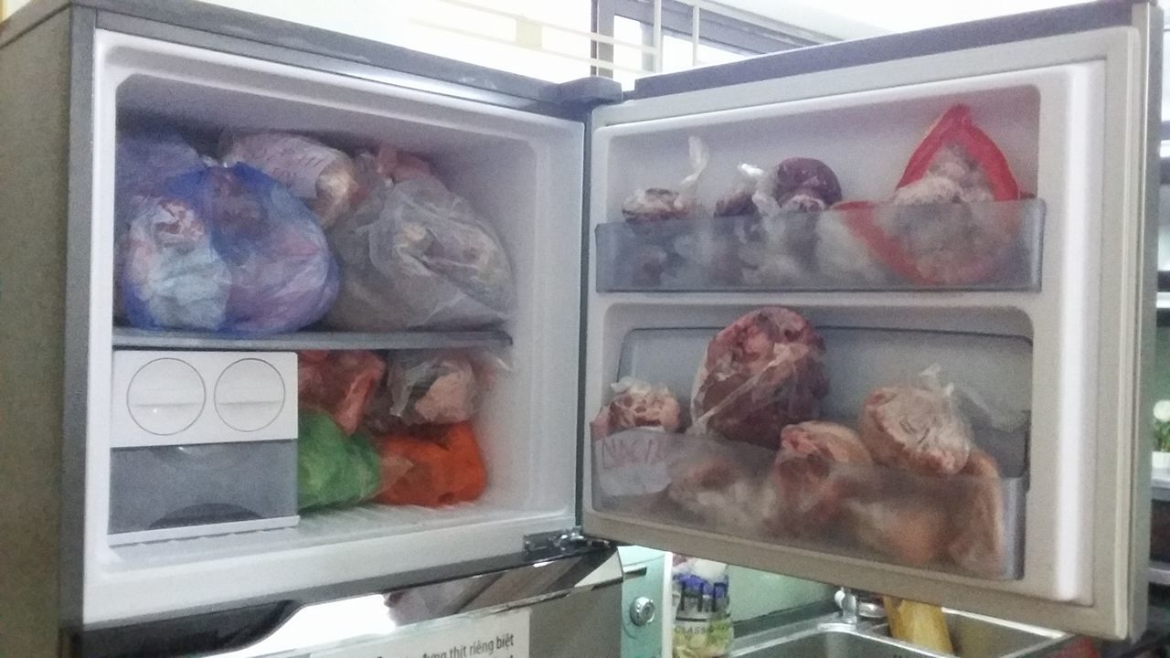 Dân Hà Nội hối hả chèn cửa, tích trữ đồ ăn chống bão