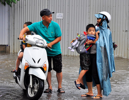 Trường học Hà Nội khẩn cấp gọi phụ huynh đón con vì mưa bão