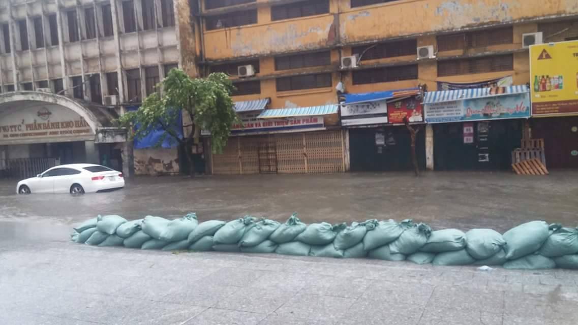 Mưa lớn, Hà Nội 'đắp đê' trên phố