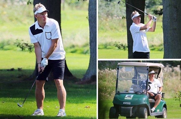 Mặc MU bận bịu, Schweinsteiger đi đánh golf giải sầu