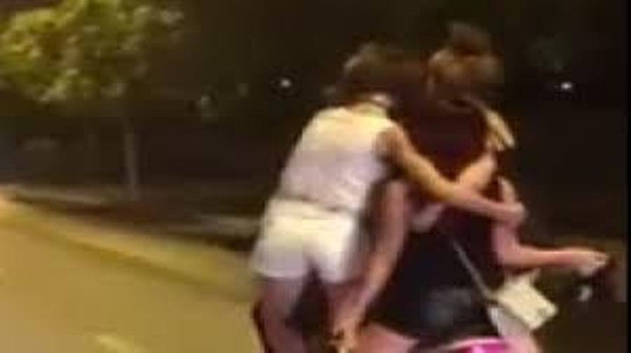 Video: 4 cô gái 'làm xiếc' trên chiếc xe máy bát phố Hà Nội