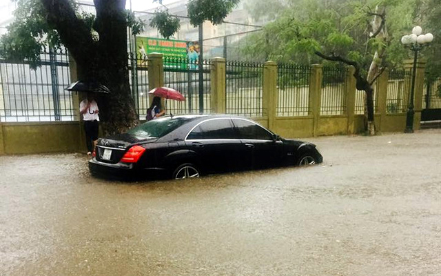 Hà Nội: Mercedes S63 AMG 'chết đuối' trong biển nước
