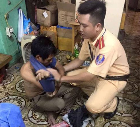 Xúc động: Cảnh sát giao thông cứu người ngất trong mưa bão