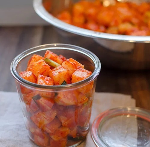 Học cách muối củ cải chua giòn siêu ngon của người Hàn Quốc
